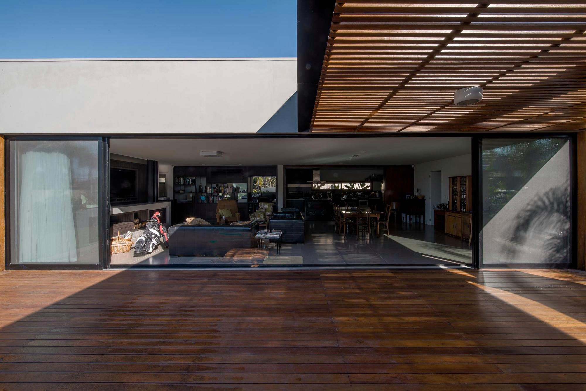 An Exquisite Contemporary Home with Elegant Landscaping in Praia do Laranjal, Brazil by Rmk! Arquitetura (6)
