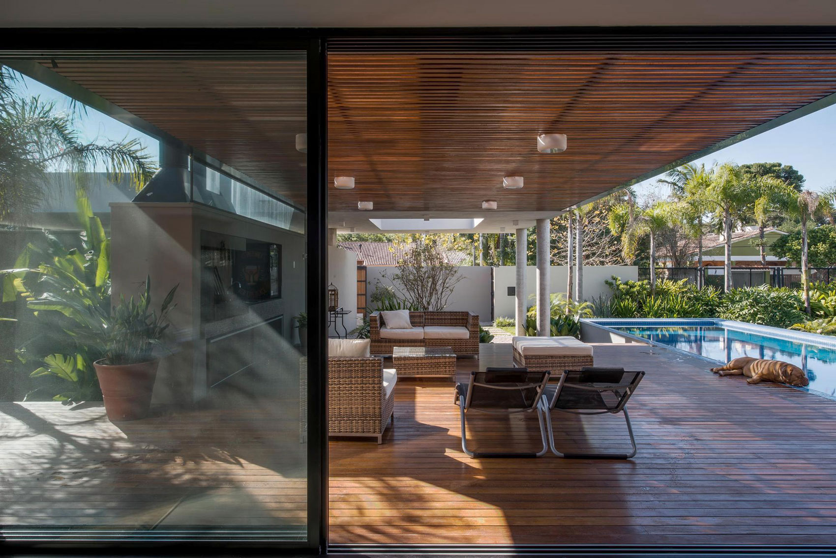 An Exquisite Contemporary Home with Elegant Landscaping in Praia do Laranjal, Brazil by Rmk! Arquitetura (7)