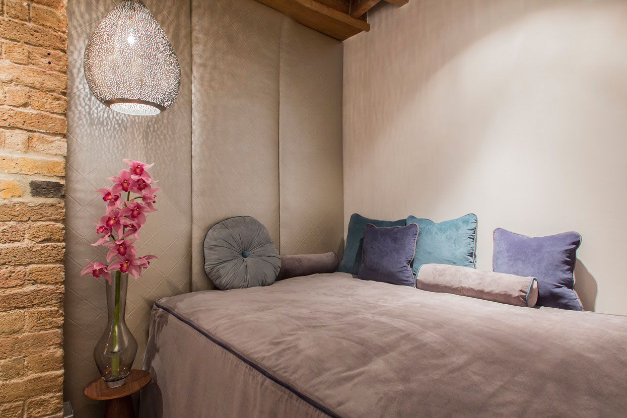 An Exquisite Contemporary Home with Industrial and Rustic Interior in London by Maisha Design (13)
