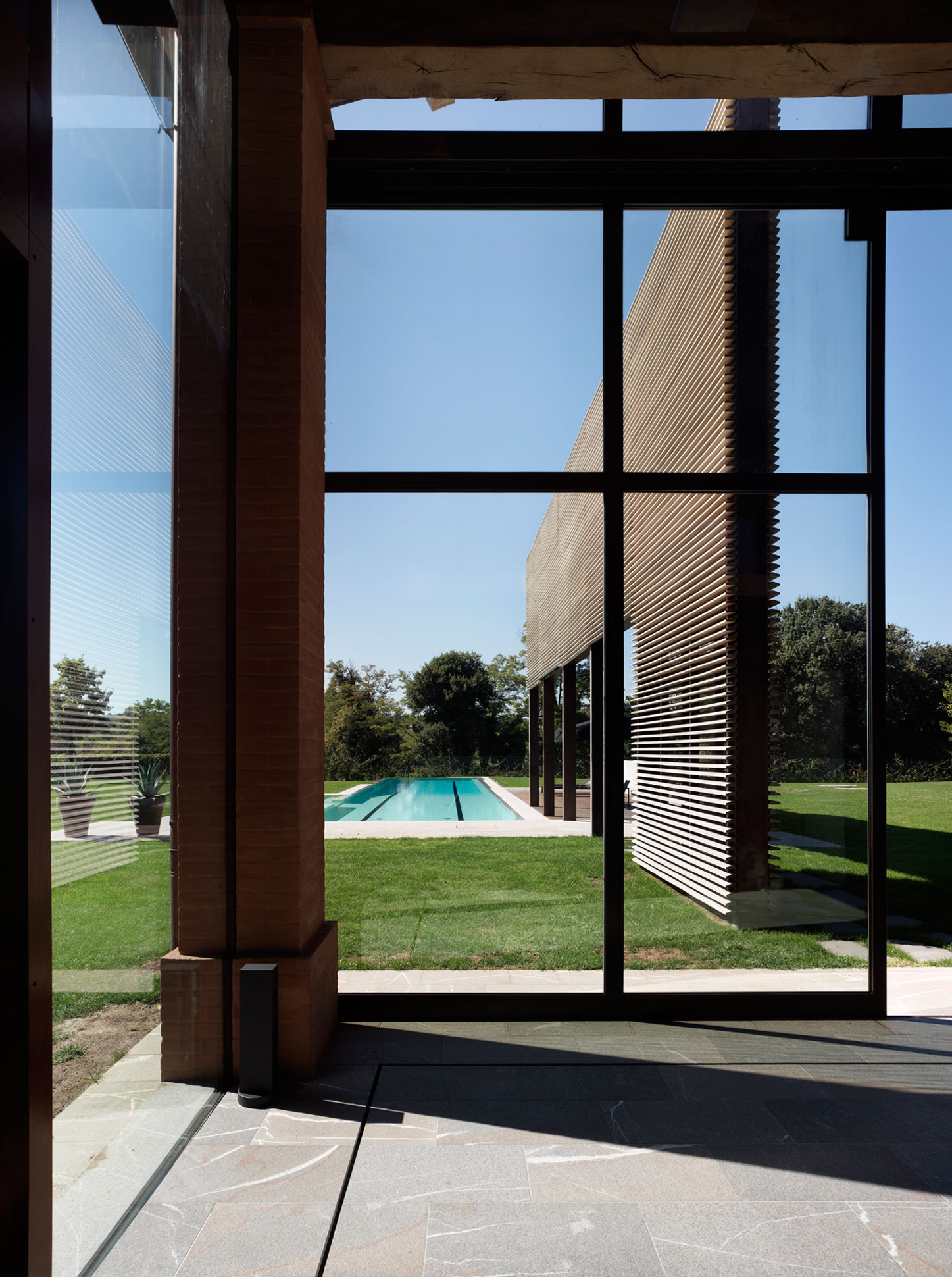 An Exquisite Contemporary Home with Simple Shapes, Clean Lines and Transparency in Faenza, Italy by Bartoletti Cicognani (6)