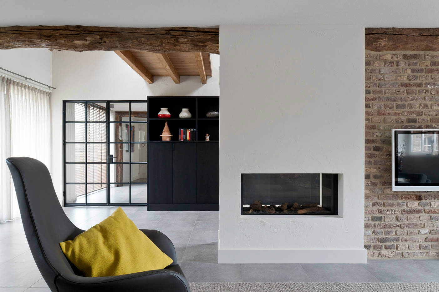 An Old House Transformed into an Elegant Contemporary Home in The Netherlands by Doret Schulkes Interieurarchitecten (3)
