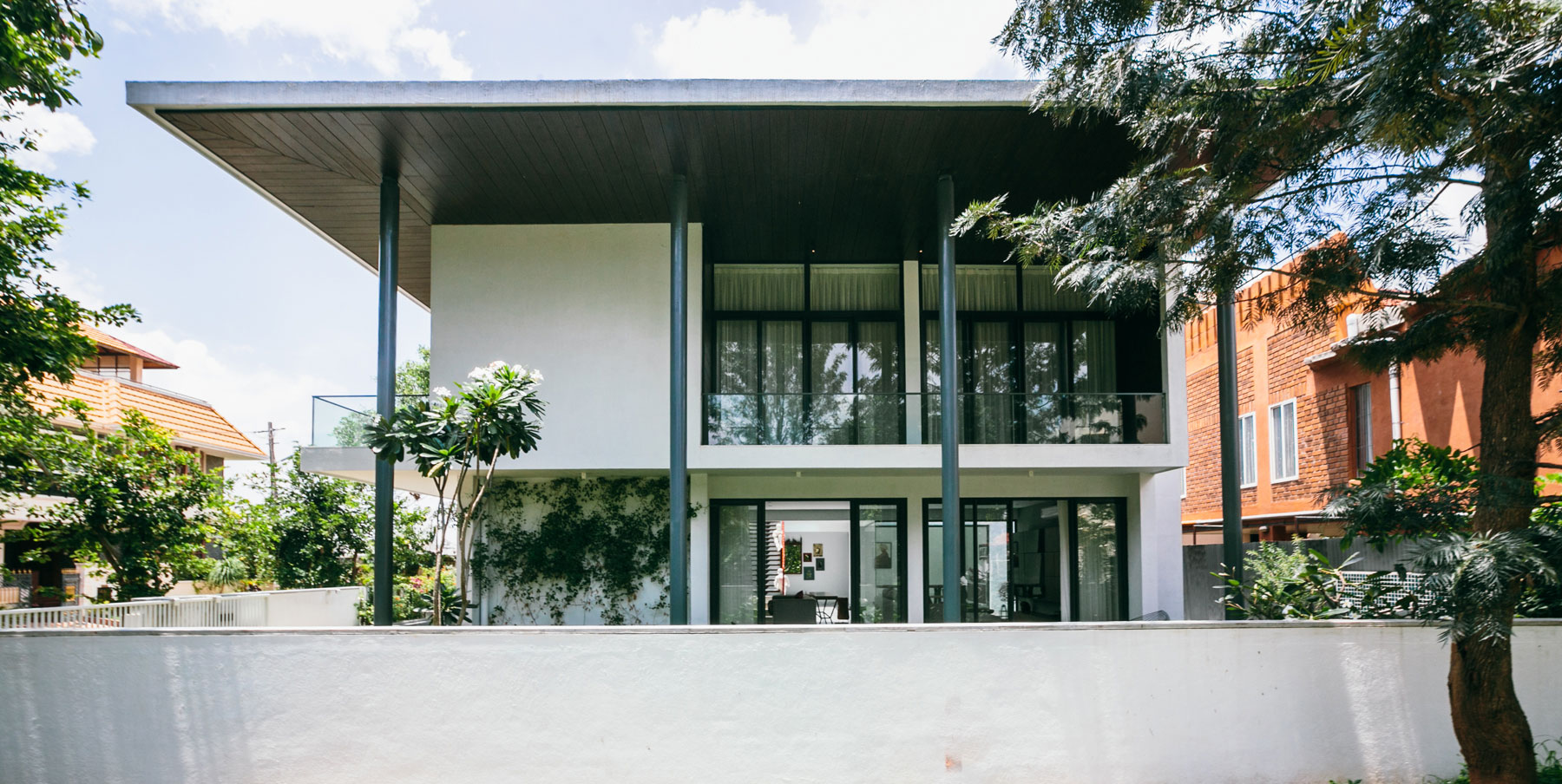 A Beautiful Contemporary House with Simplicity and Elegance in Bangalore, India by Abin Design Studio (1)