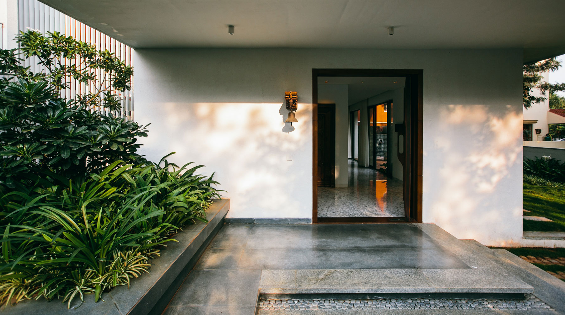 A Beautiful Contemporary House with Simplicity and Elegance in Bangalore, India by Abin Design Studio (10)
