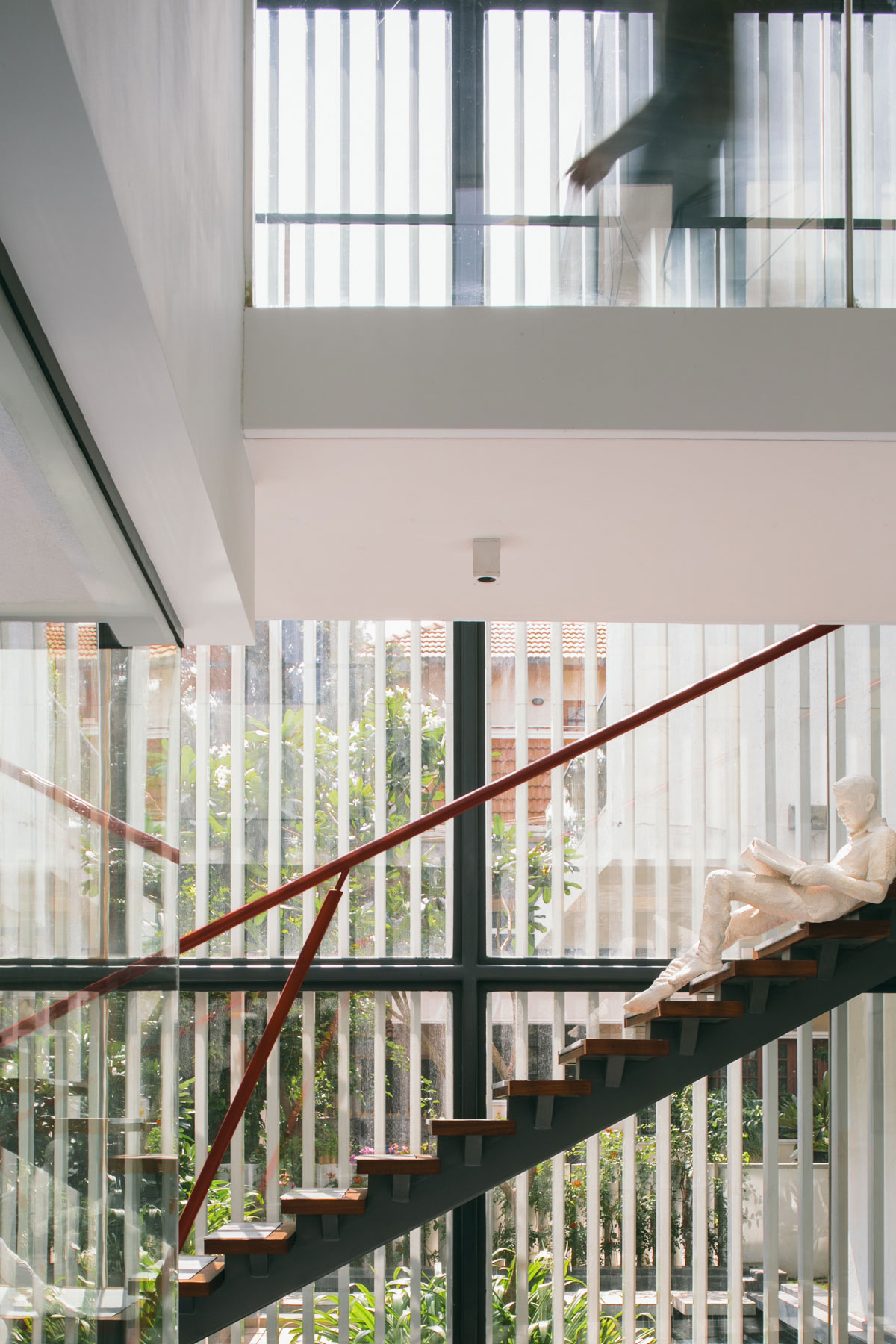 A Beautiful Contemporary House with Simplicity and Elegance in Bangalore, India by Abin Design Studio (15)