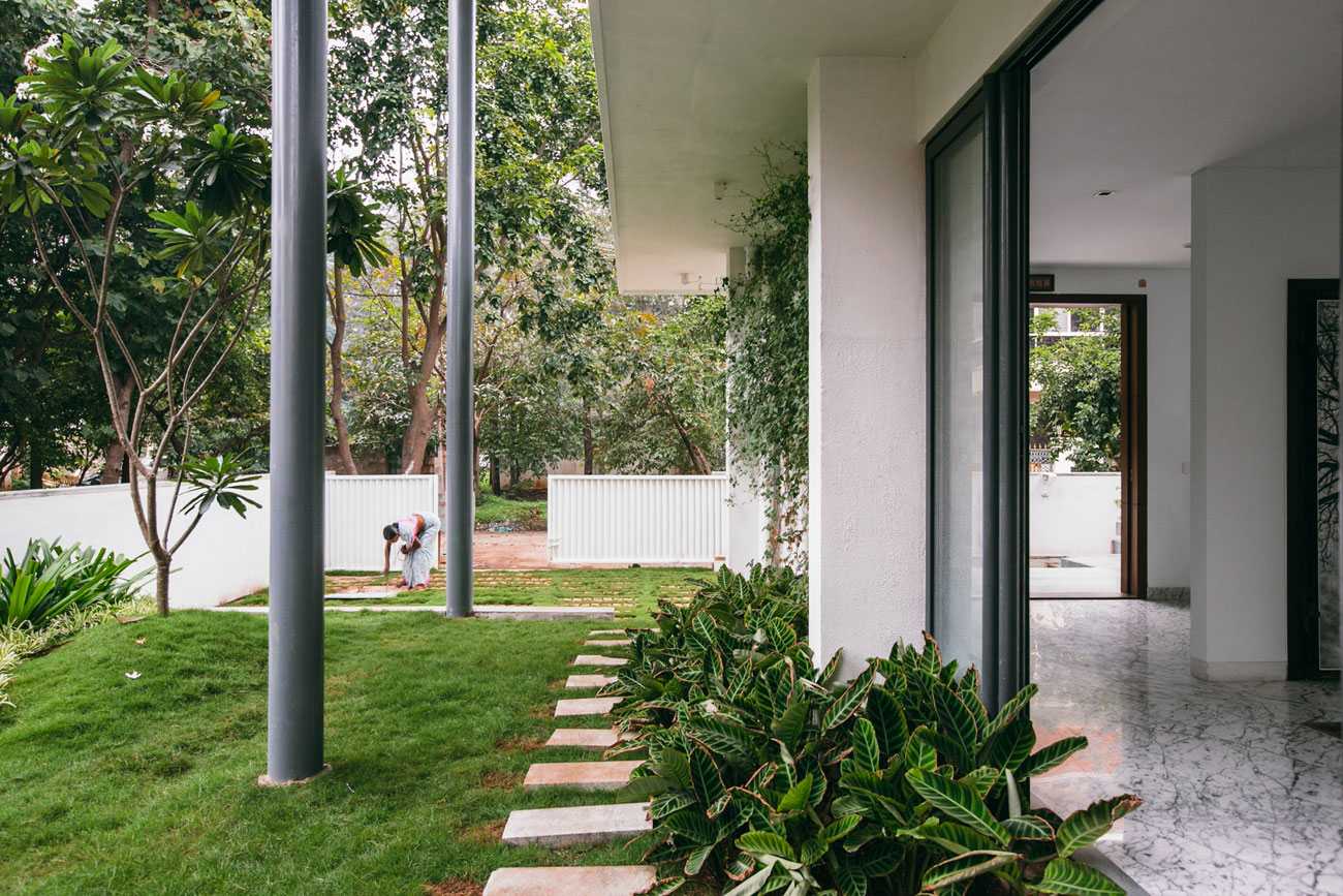 A Beautiful Contemporary House with Simplicity and Elegance in Bangalore, India by Abin Design Studio (2)