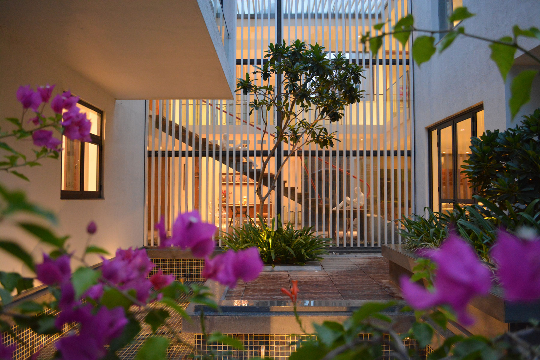 A Beautiful Contemporary House with Simplicity and Elegance in Bangalore, India by Abin Design Studio (25)