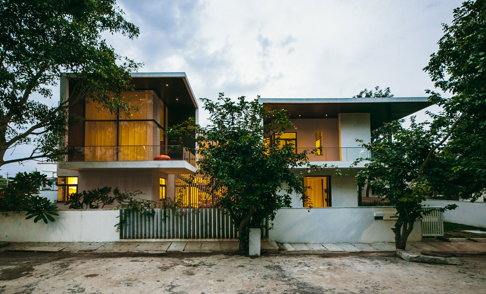A Beautiful Contemporary House with Simplicity and Elegance in Bangalore, India by Abin Design Studio (28)