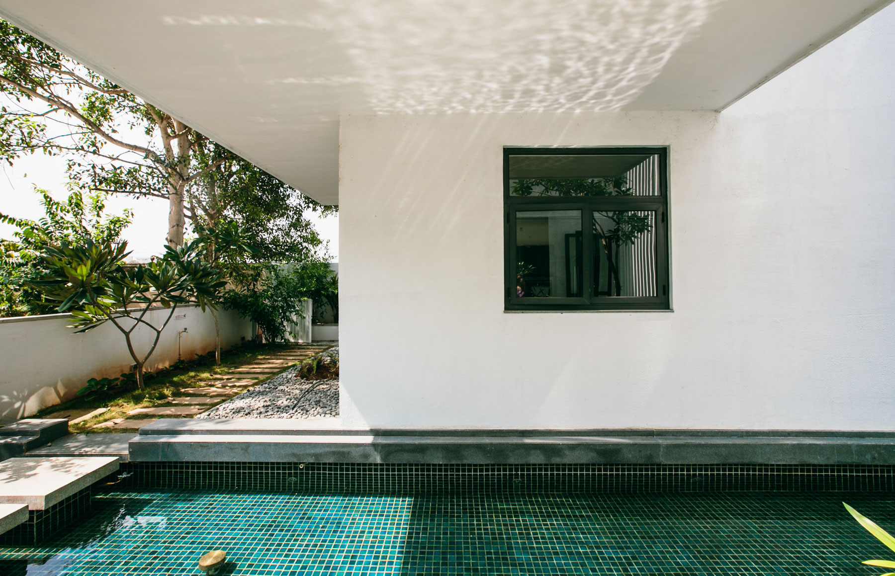 A Beautiful Contemporary House with Simplicity and Elegance in Bangalore, India by Abin Design Studio (4)