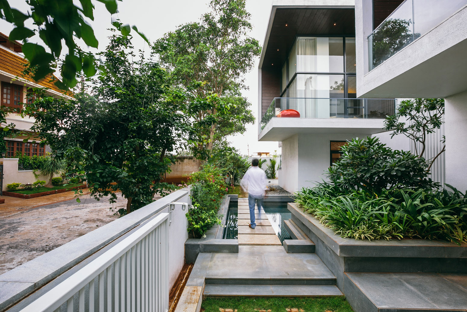 A Beautiful Contemporary House with Simplicity and Elegance in Bangalore, India by Abin Design Studio (5)