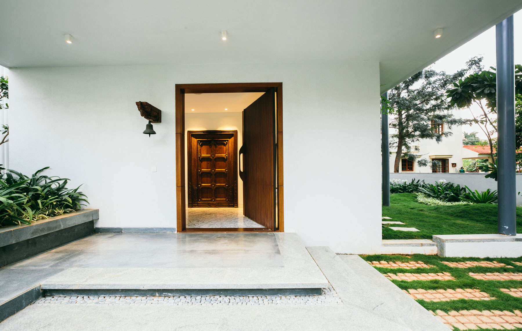 A Beautiful Contemporary House with Simplicity and Elegance in Bangalore, India by Abin Design Studio (9)