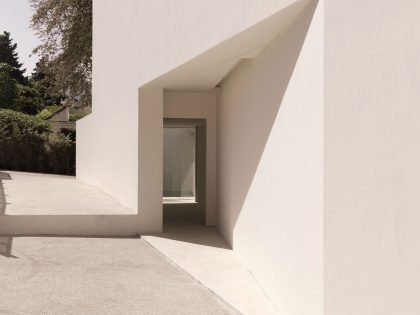 A Beautiful White Modern Home with an Internal Courtyard Surrounded by Perforated Walls in Marbella by Gus Wüstemann Architects (10)