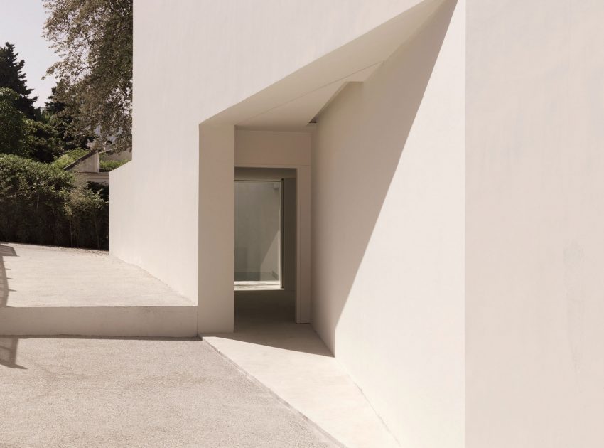 A Beautiful White Modern Home with an Internal Courtyard Surrounded by Perforated Walls in Marbella by Gus Wüstemann Architects (10)