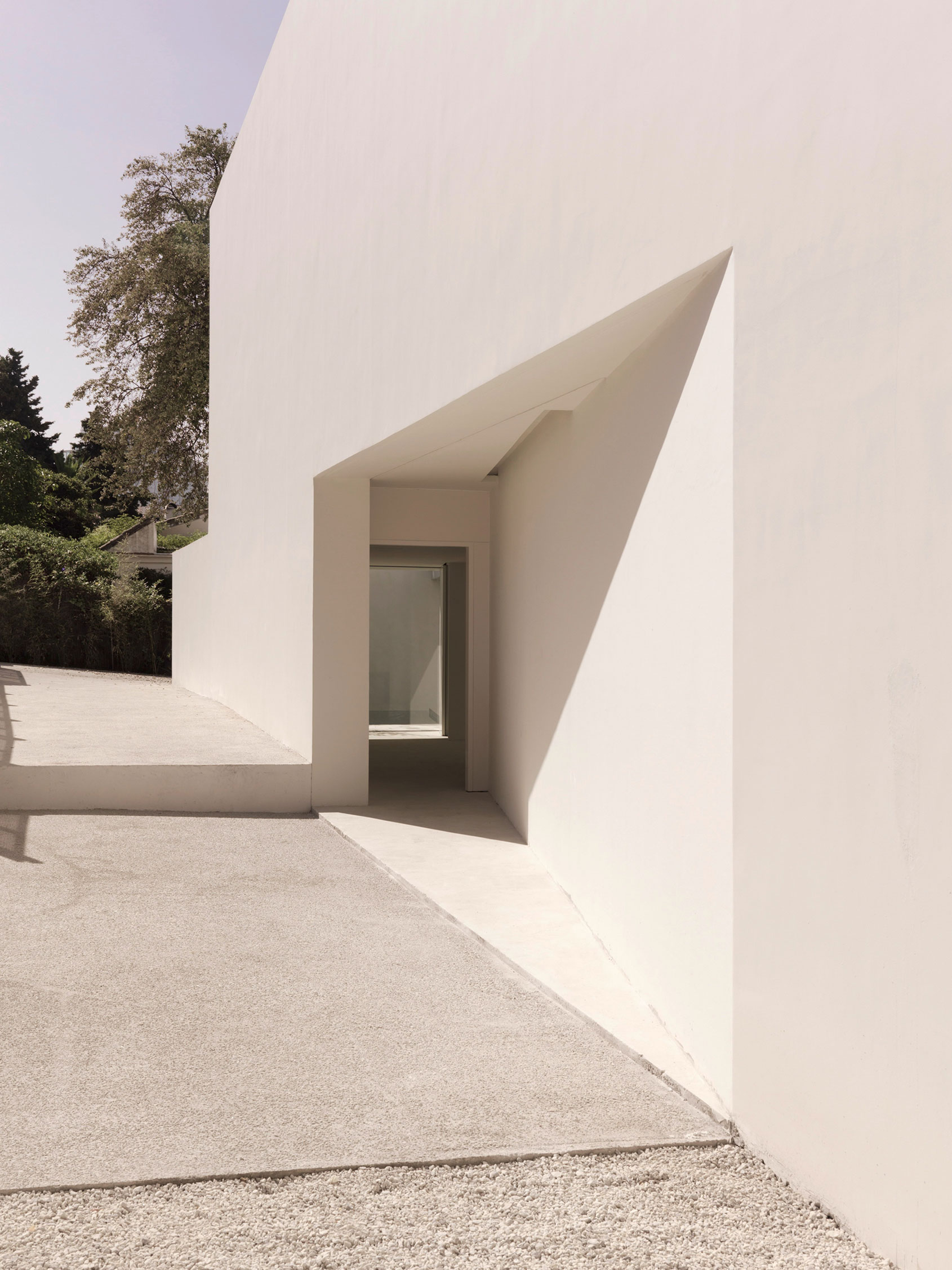A Beautiful White Modern Home with an Internal Courtyard Surrounded by Perforated Walls in Marbella by Gus Wüstemann Architects (10)