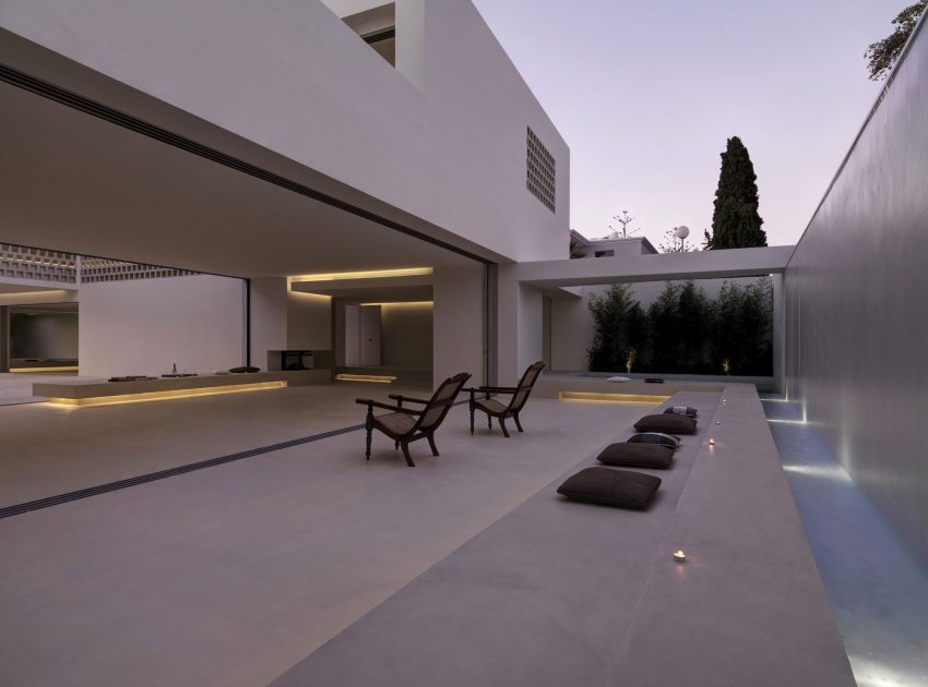 A Beautiful White Modern Home with an Internal Courtyard Surrounded by Perforated Walls in Marbella by Gus Wüstemann Architects (19)