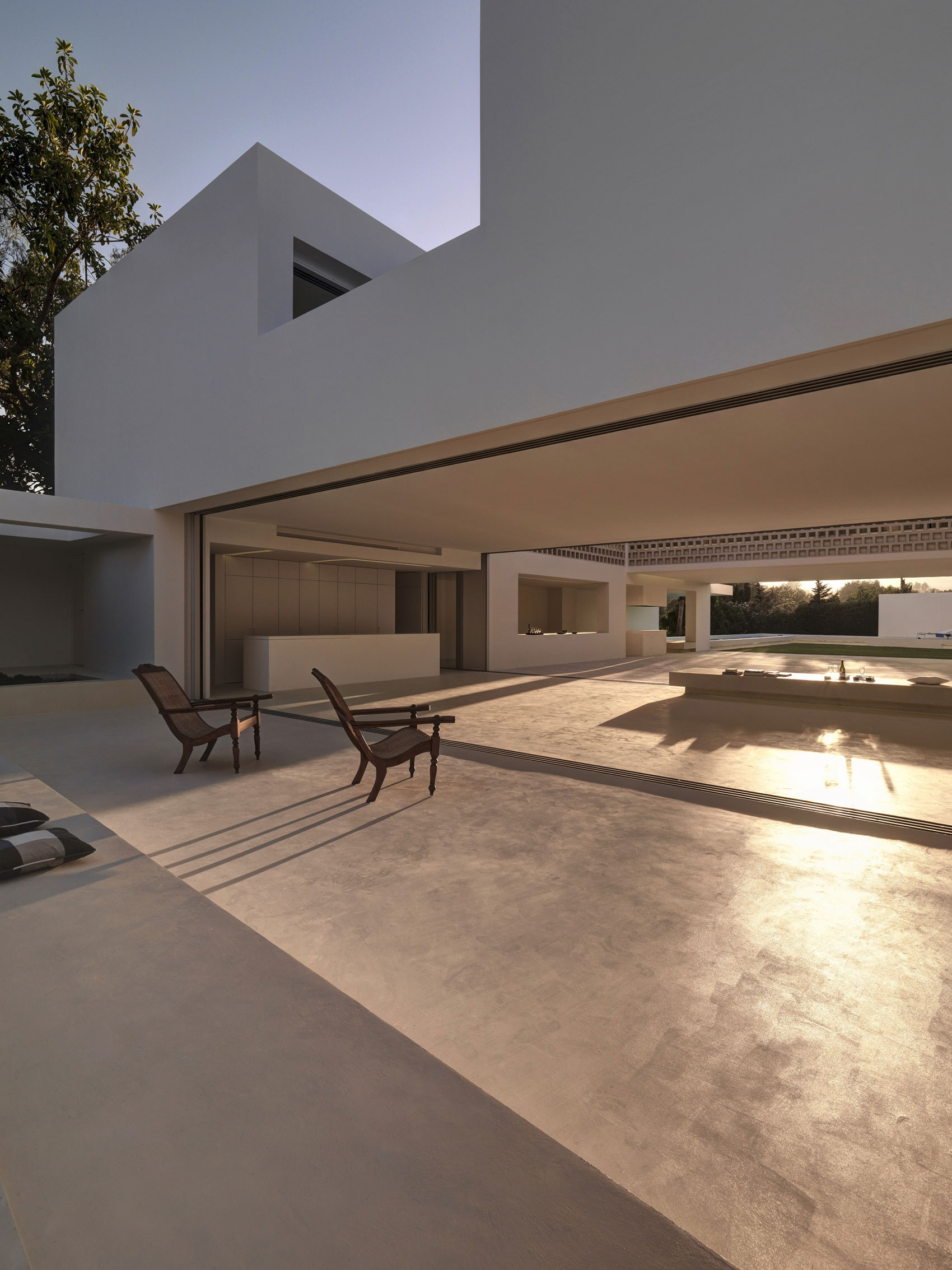 A Beautiful White Modern Home with an Internal Courtyard Surrounded by Perforated Walls in Marbella by Gus Wüstemann Architects (20)