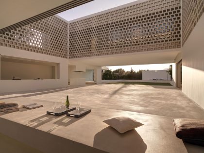 A Beautiful White Modern Home with an Internal Courtyard Surrounded by Perforated Walls in Marbella by Gus Wüstemann Architects (21)