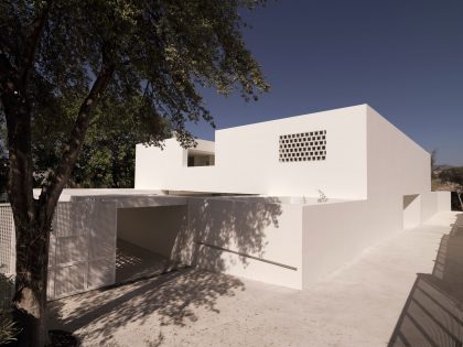 A Beautiful White Modern Home with an Internal Courtyard Surrounded by Perforated Walls in Marbella by Gus Wüstemann Architects (3)