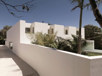 A Beautiful White Modern Home with an Internal Courtyard Surrounded by Perforated Walls in Marbella by Gus Wüstemann Architects (4)