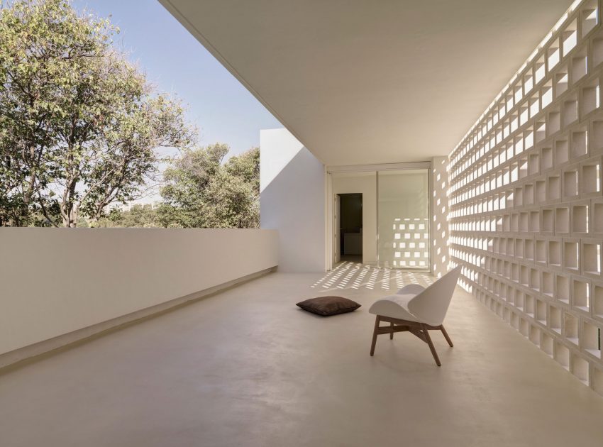 A Beautiful White Modern Home with an Internal Courtyard Surrounded by Perforated Walls in Marbella by Gus Wüstemann Architects (8)