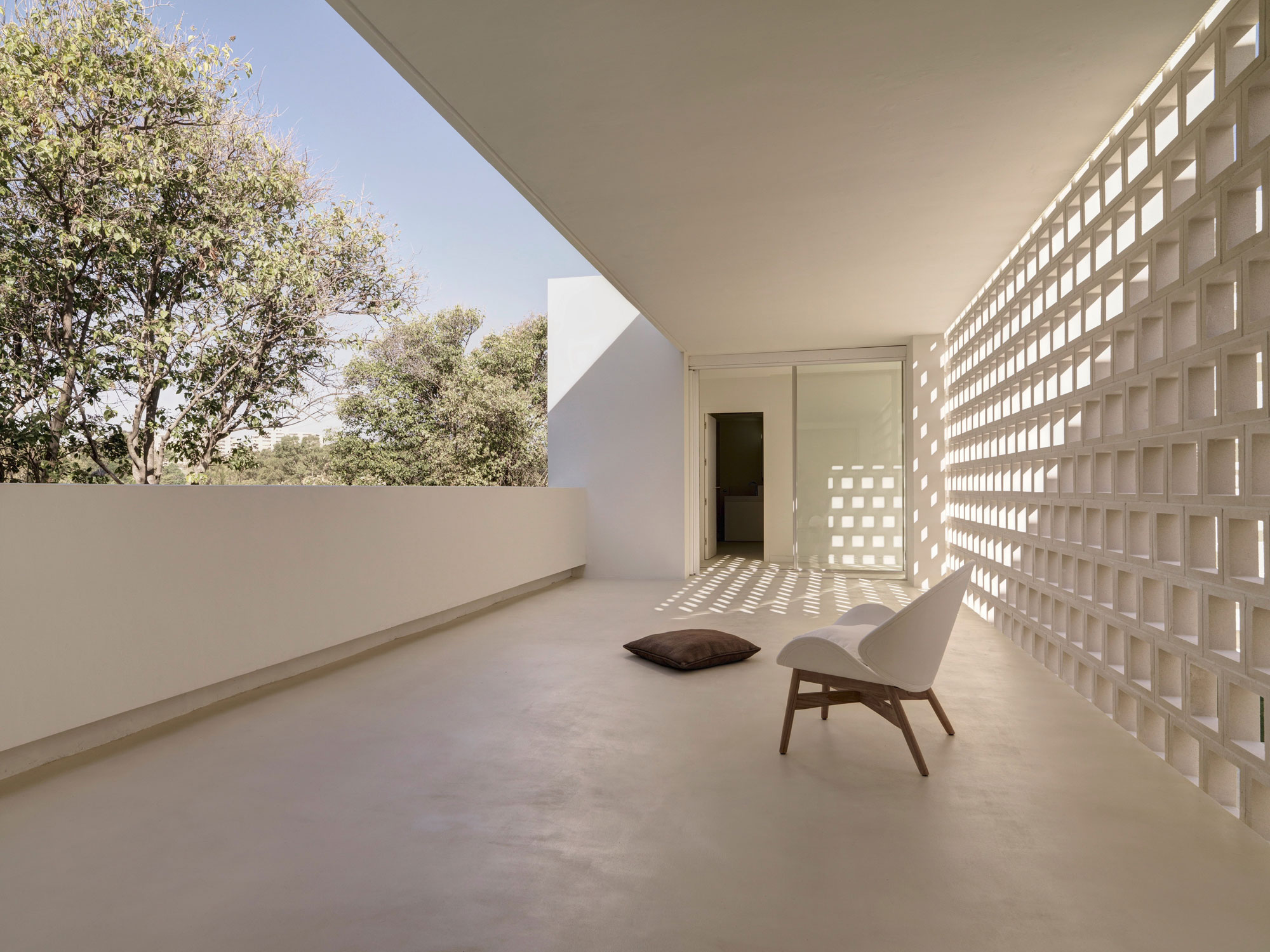 A Beautiful White Modern Home with an Internal Courtyard Surrounded by Perforated Walls in Marbella by Gus Wüstemann Architects (8)