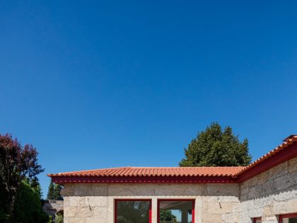 A Beautiful and Bright Red House Overlooks a Stunning Landscape in Vila Nova de Famalicão, Portugal by NOARQ (7)