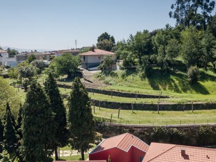 A Beautiful and Bright Red House Overlooks a Stunning Landscape in Vila Nova de Famalicão, Portugal by NOARQ (8)