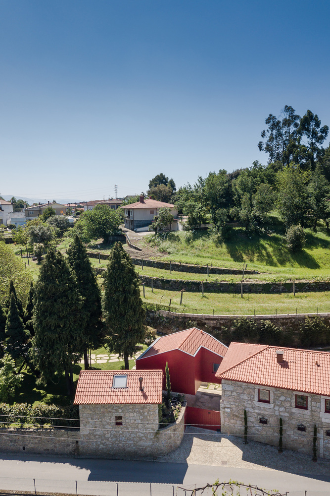 A Beautiful and Bright Red House Overlooks a Stunning Landscape in Vila Nova de Famalicão, Portugal by NOARQ (8)