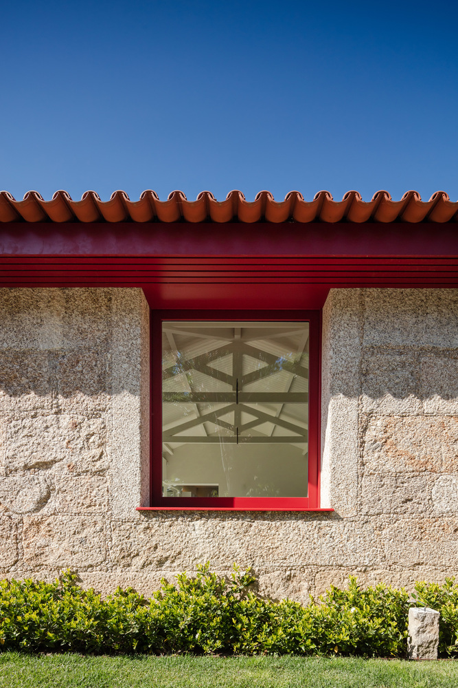 A Beautiful and Bright Red House Overlooks a Stunning Landscape in Vila Nova de Famalicão, Portugal by NOARQ (9)