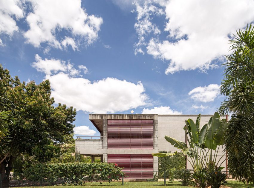 A Bright Contemporary Home From Concrete, Metal and Glass in Brasilia by LAB606 (1)