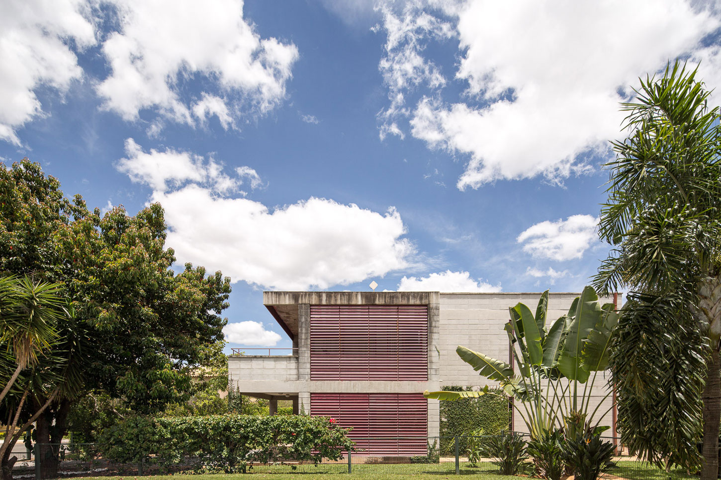 A Bright Contemporary Home From Concrete, Metal and Glass in Brasilia by LAB606 (1)