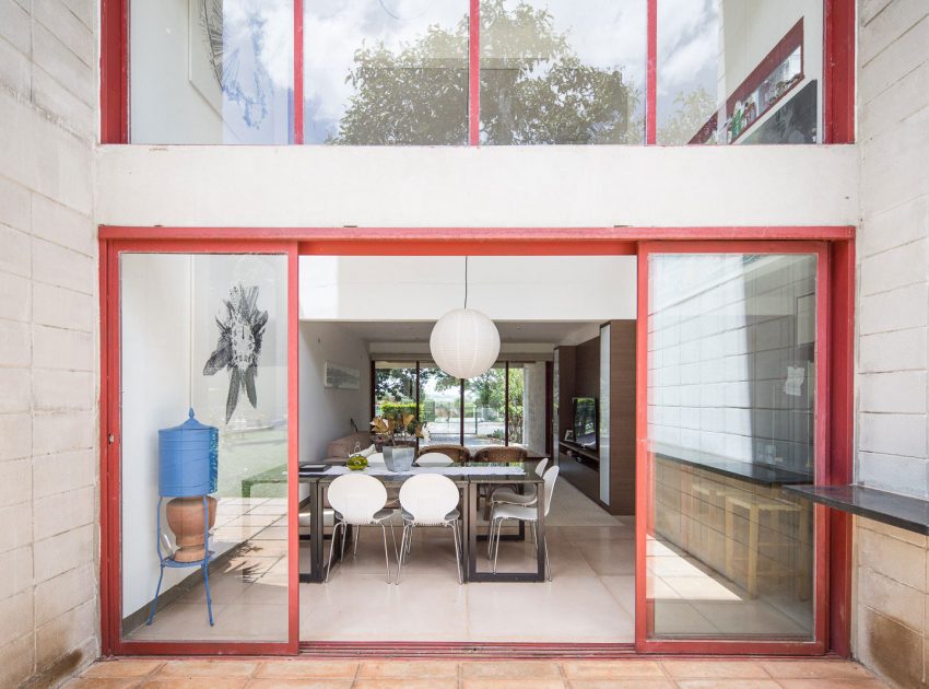 A Bright Contemporary Home From Concrete, Metal and Glass in Brasilia by LAB606 (11)