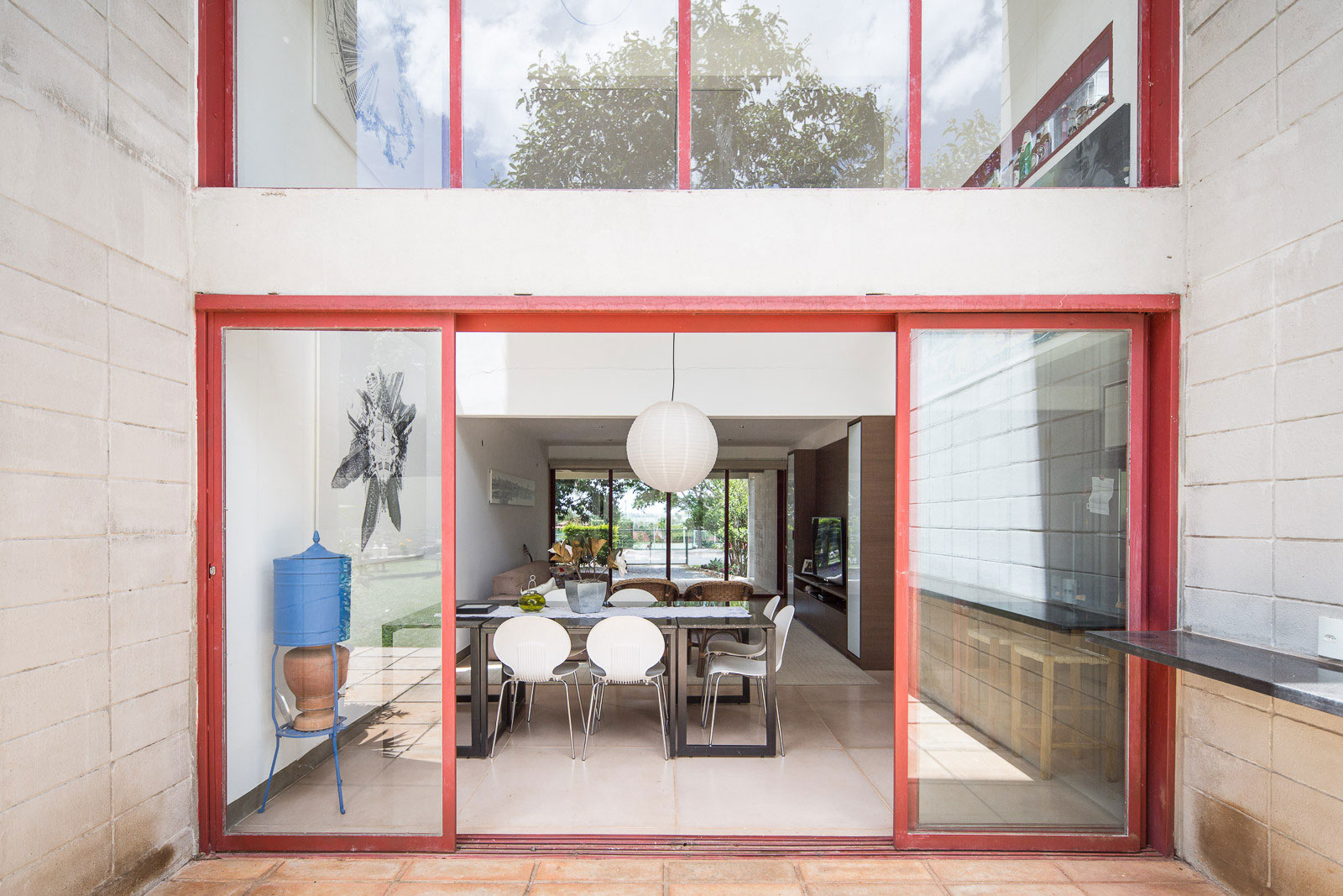 A Bright Contemporary Home From Concrete, Metal and Glass in Brasilia by LAB606 (11)