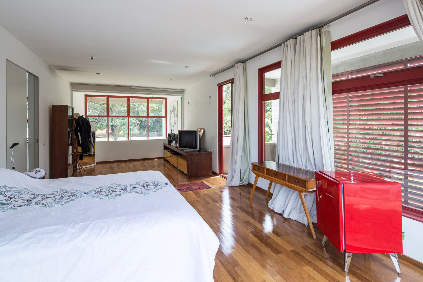 A Bright Contemporary Home From Concrete, Metal and Glass in Brasilia by LAB606 (19)