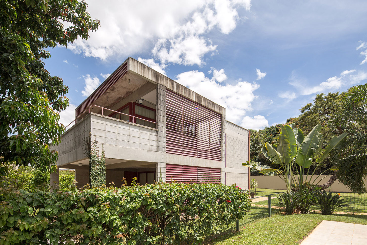 A Bright Contemporary Home From Concrete, Metal and Glass in Brasilia by LAB606 (2)