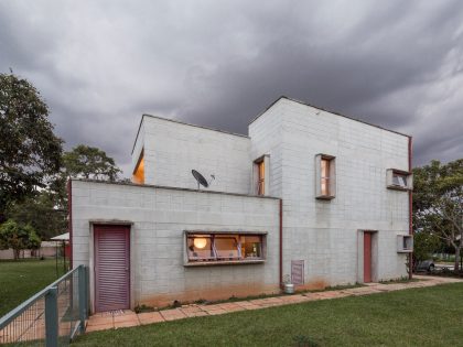 A Bright Contemporary Home From Concrete, Metal and Glass in Brasilia by LAB606 (20)