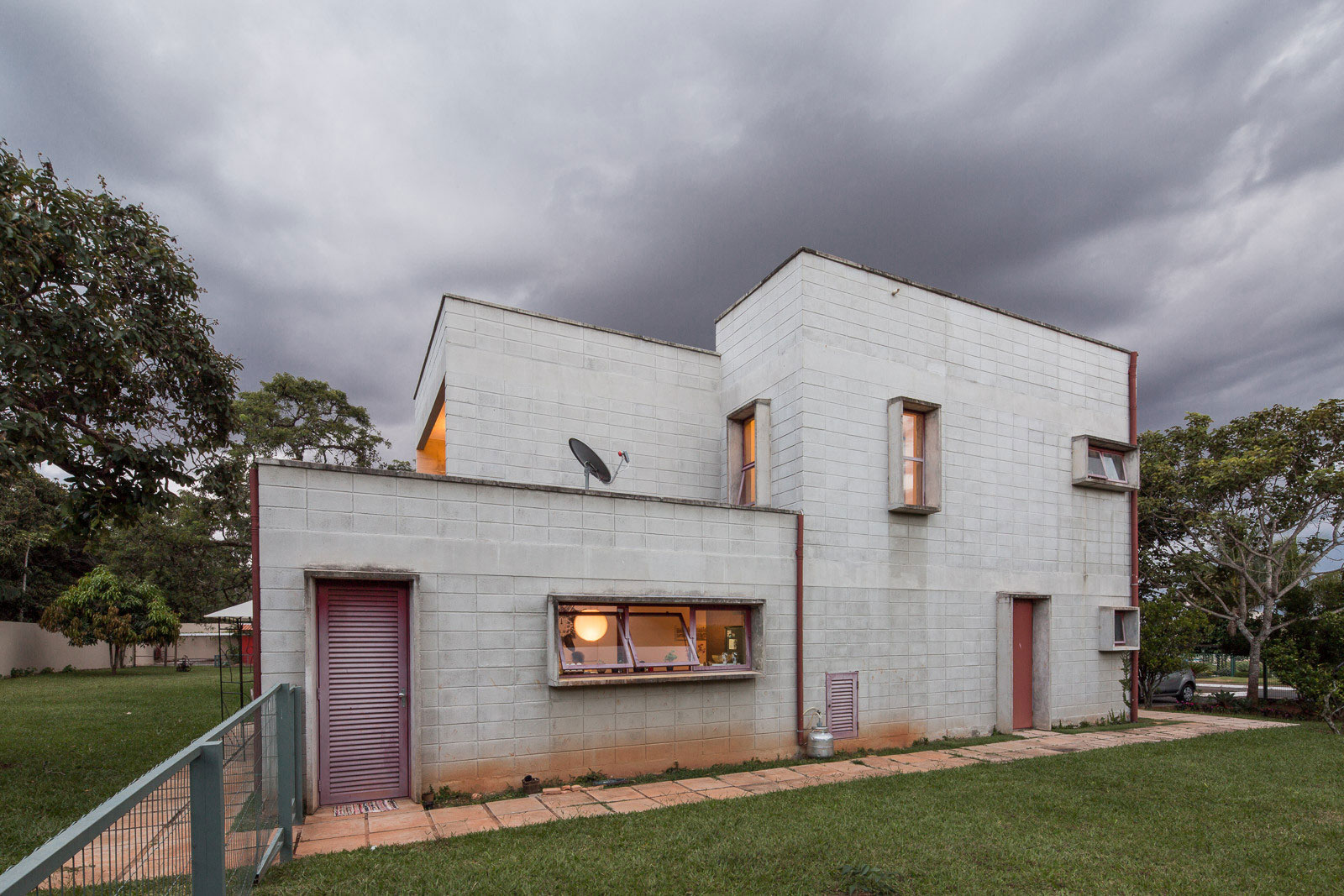 A Bright Contemporary Home From Concrete, Metal and Glass in Brasilia by LAB606 (20)