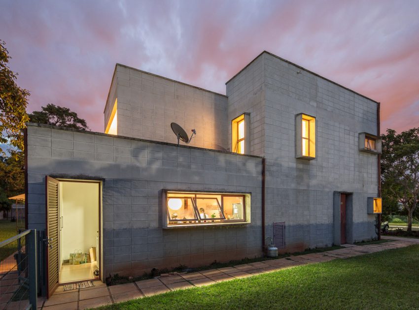 A Bright Contemporary Home From Concrete, Metal and Glass in Brasilia by LAB606 (21)