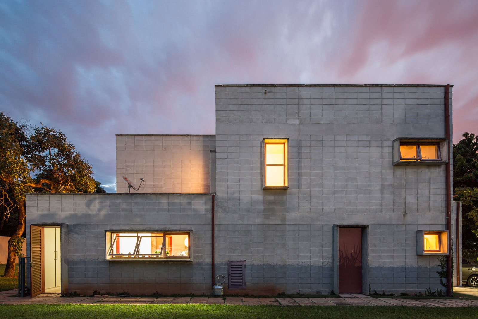 A Bright Contemporary Home From Concrete, Metal and Glass in Brasilia by LAB606 (22)