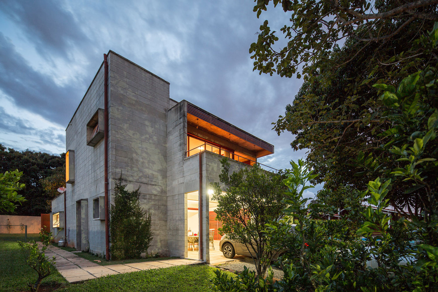 A Bright Contemporary Home From Concrete, Metal and Glass in Brasilia by LAB606 (23)