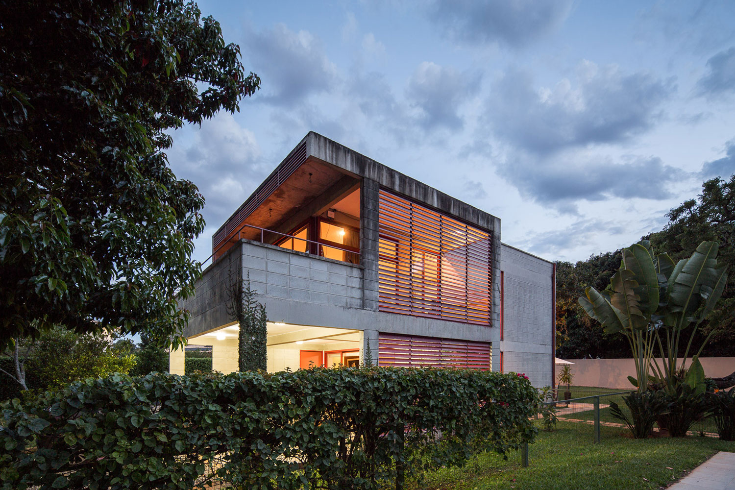 A Bright Contemporary Home From Concrete, Metal and Glass in Brasilia by LAB606 (24)