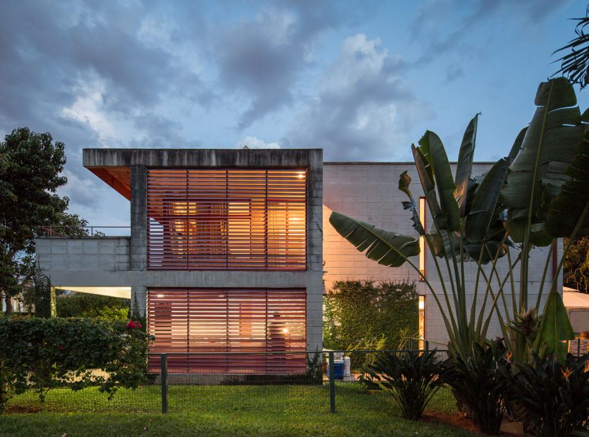 A Bright Contemporary Home From Concrete, Metal and Glass in Brasilia by LAB606 (25)