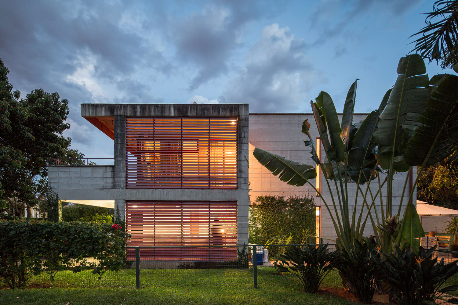 A Bright Contemporary Home From Concrete, Metal and Glass in Brasilia by LAB606 (25)