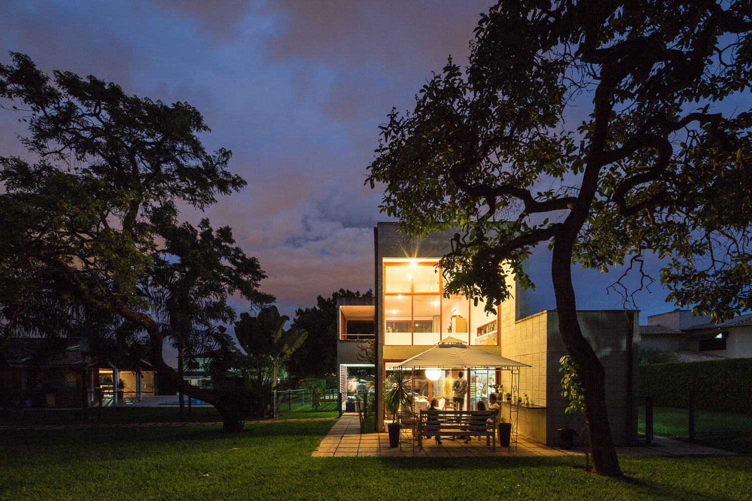 A Bright Contemporary Home From Concrete, Metal and Glass in Brasilia by LAB606 (26)