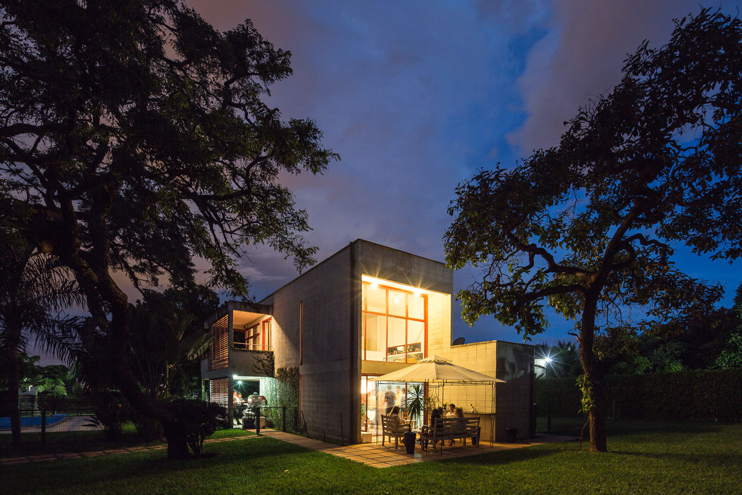A Bright Contemporary Home From Concrete, Metal and Glass in Brasilia by LAB606 (27)