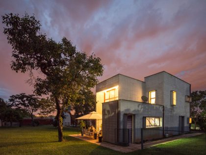 A Bright Contemporary Home From Concrete, Metal and Glass in Brasilia by LAB606 (28)