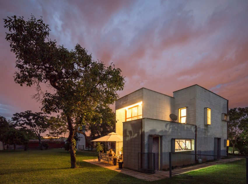 A Bright Contemporary Home From Concrete, Metal and Glass in Brasilia by LAB606 (28)