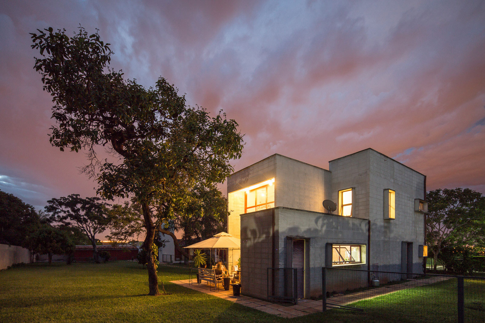 A Bright Contemporary Home From Concrete, Metal and Glass in Brasilia by LAB606 (28)