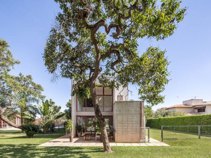 A Bright Contemporary Home From Concrete, Metal and Glass in Brasilia by LAB606 (3)