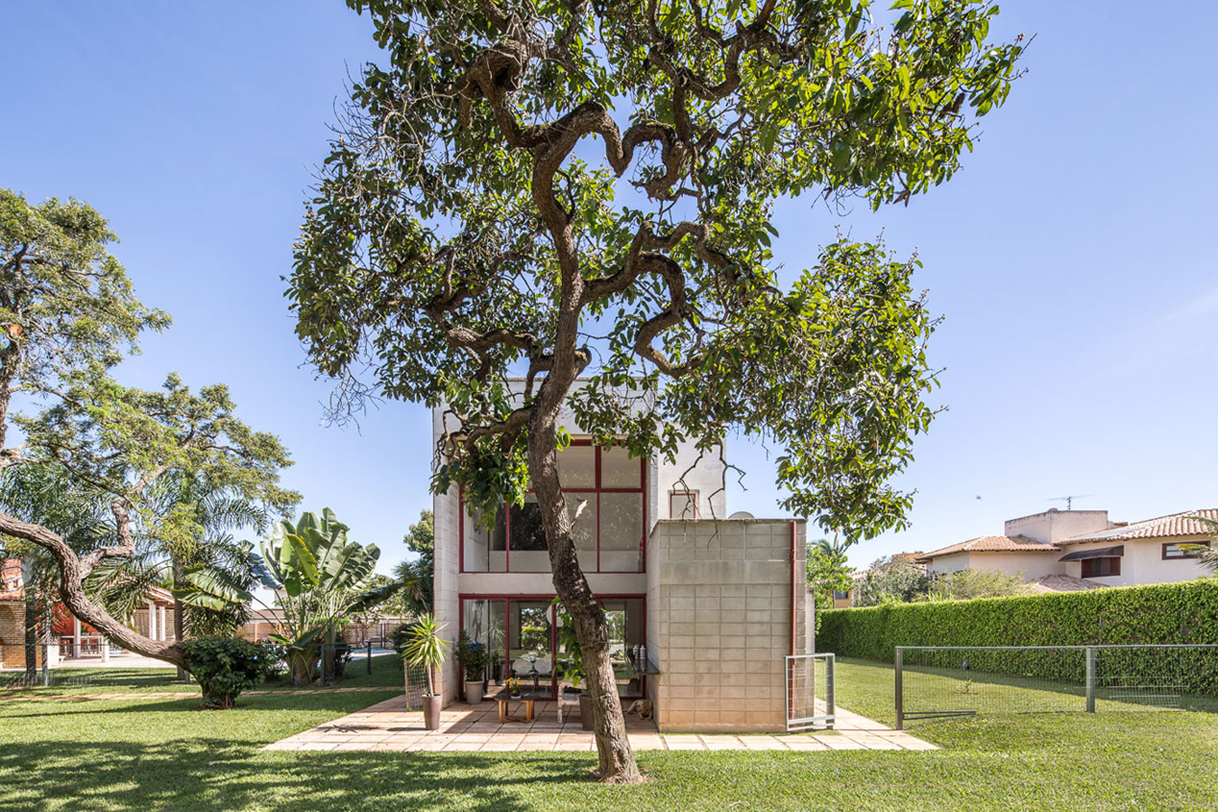 A Bright Contemporary Home From Concrete, Metal and Glass in Brasilia by LAB606 (3)