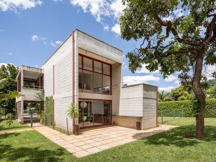 A Bright Contemporary Home From Concrete, Metal and Glass in Brasilia by LAB606 (4)